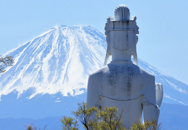 美しい富士山を望むまちにらさき