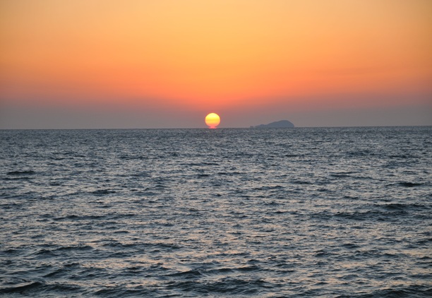 塩屋海岸のだるま夕日