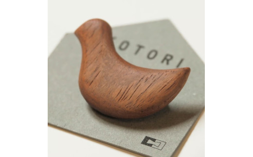 【選べる種類】KOTORIブローチ （ブナ / カリン） 2種類 鳩サブレー ブローチ アクセサリー ウッドブローチ 木 木製 北海道 北広島市