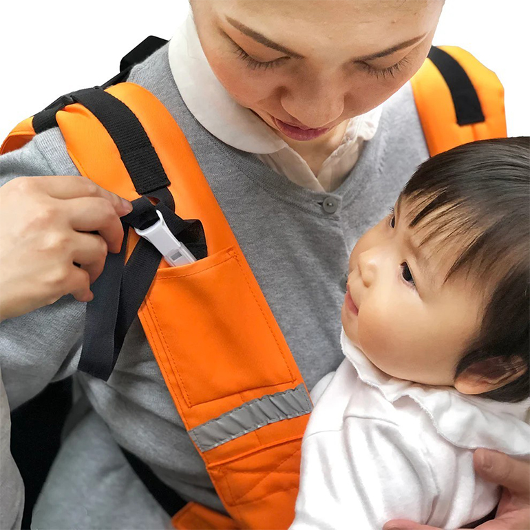 EVACKiDS 避難くん 避難用コンパクトキャリー オレンジ 避難用 緊急 災害用 保育 防災用品 防炎 抱っこ おんぶ 3歳まで リフレクター ホイッスル 74-CI