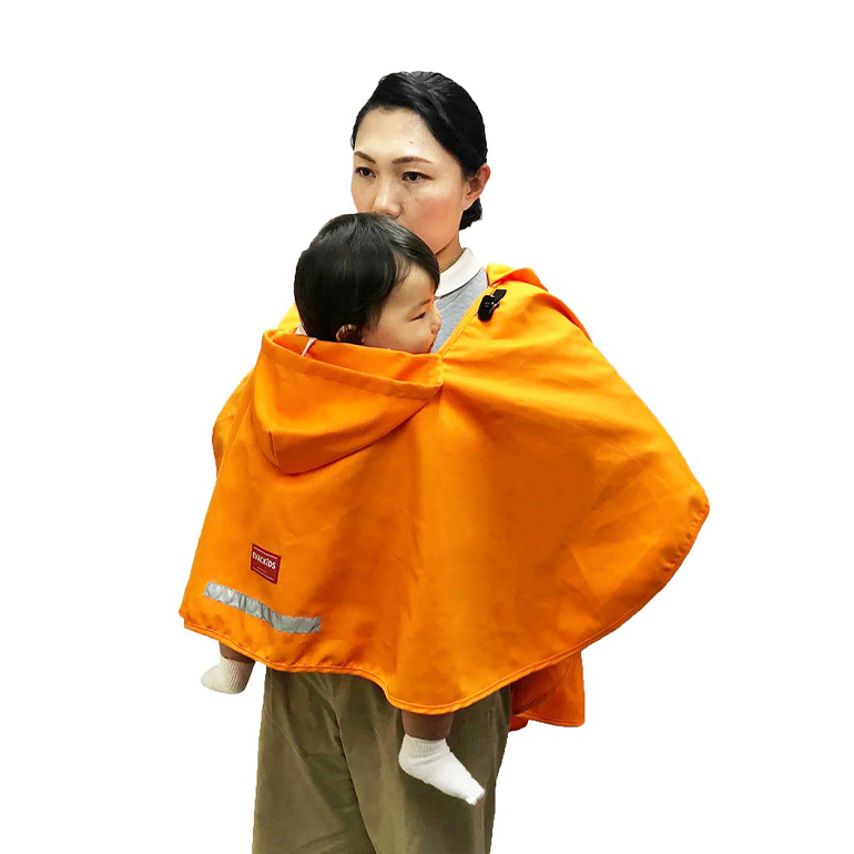 EVACKiDS 避難用フード付きポンチョ オレンジ 避難用 緊急 災害用 保育 防災用品 防炎 抱っこひも リフレクター 収納袋 壁掛け 0〜3歳 74-BY