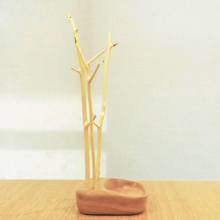 手作り 幸せを呼ぶ木 エンジュのツリースタンド 木製 ツリー スタンド アクセサリー 台 国産 インテリア 天然木 ハンドメイド 手彫り 蔵出し 耐久 丈夫 おしゃれ こだわり エンジュ 幸福の木 82-A