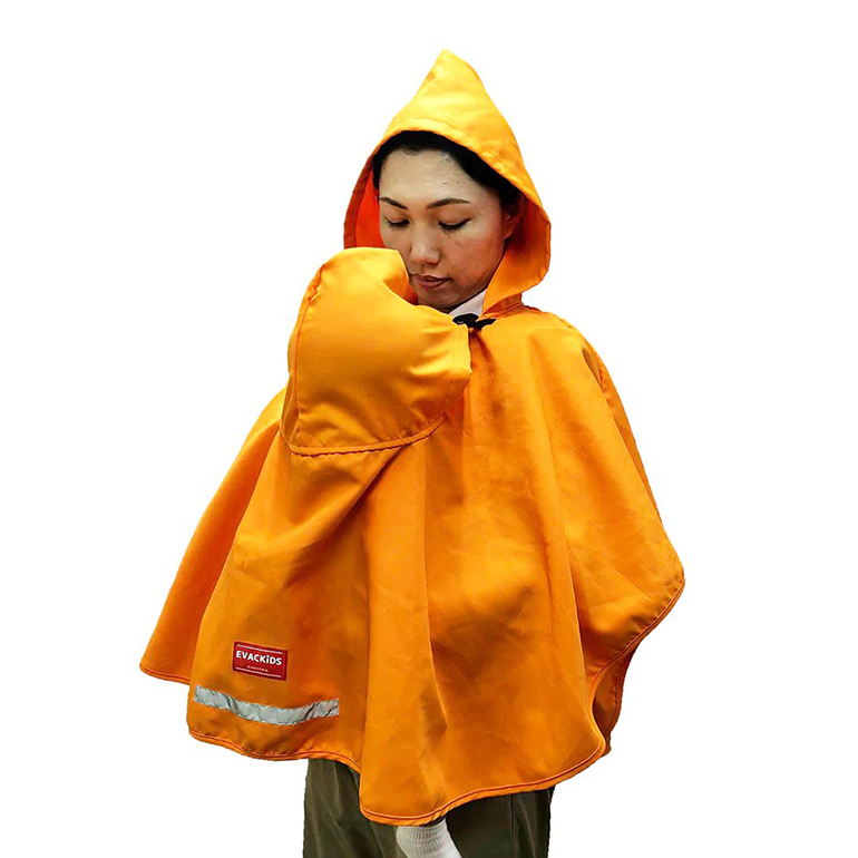 EVACKiDS 避難用フード付きポンチョ オレンジ 避難用 緊急 災害用 保育 防災用品 防炎 抱っこひも リフレクター 収納袋 壁掛け 0〜3歳 74-BY