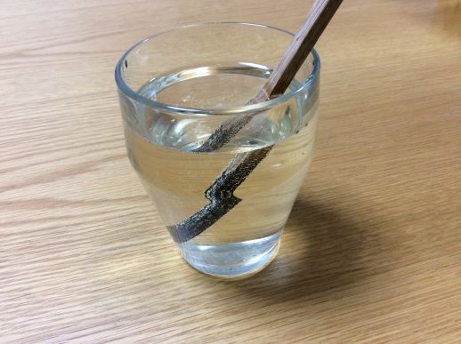 香る天然木マドラー(オーク ＝ ウイスキーの樽材としてポピュラーな天然木)