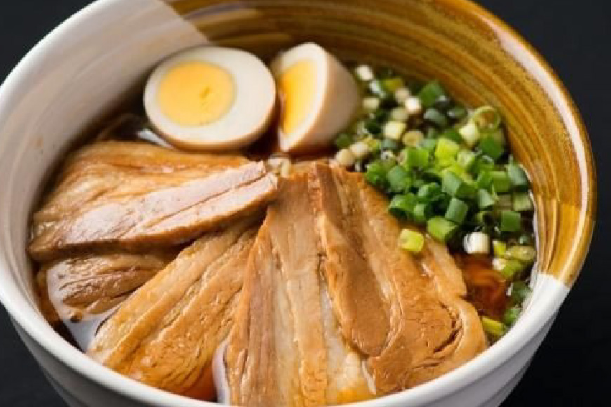 【三代目！肉工房 松本秋義】まっ黒煮豚400g×2 [吉田ハム工場 静岡県 吉田町 22424663] 煮豚 松本秋義 冷凍 食品 豚肉 豚バラ肉 チャーシュー ブロック 焼き豚 肉 角煮 豚角煮 保存料 おつまみ おかず つまみ