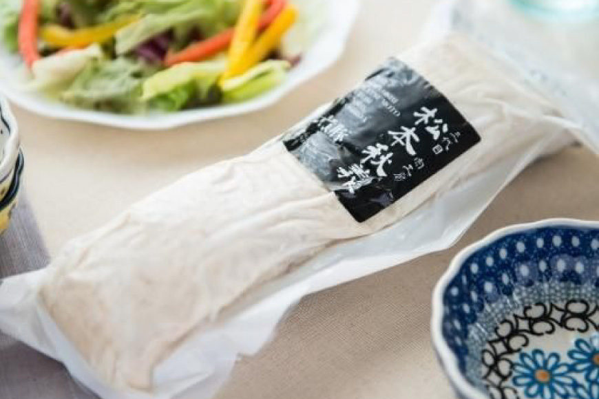 【三代目！肉工房 松本秋義】まっ白煮豚400g×4 [吉田ハム工場 静岡県 吉田町 22424670] 煮豚 松本秋義 冷凍 食品 豚肉 豚バラ肉 チャーシュー ブロック 焼き豚 肉 角煮 豚角煮 保存料 おつまみ おかず つまみ