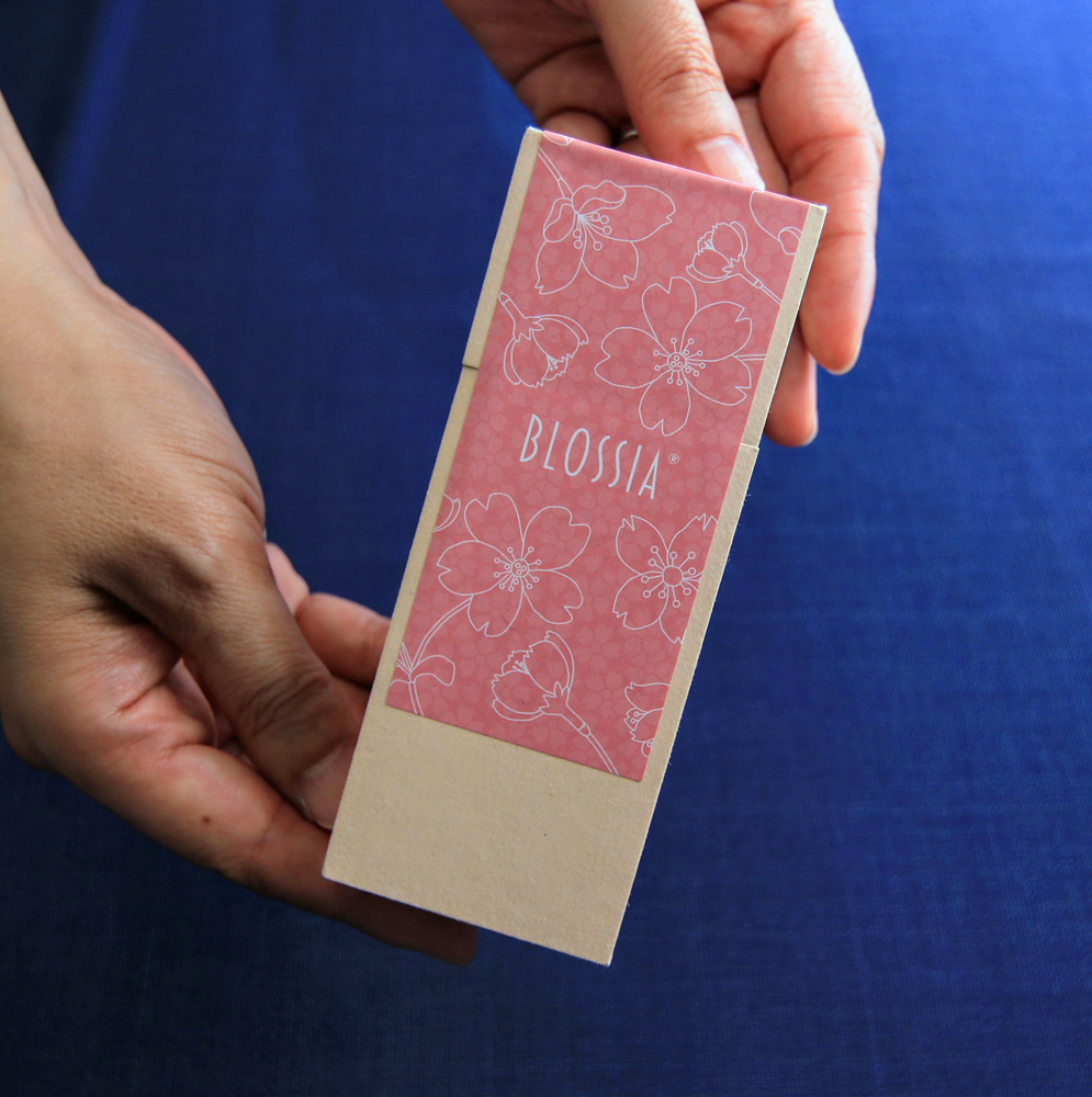 四日市萬古焼ボトルに入った桜のフレグランススプレー BLOSSIA 50ml 御幸毛織 / 四日市 萬古焼 万古焼 アロマスプレー 桜の香り アロマ 香り 癒し 安眠 睡眠 気分転換 リフレッシュ ゆったり 桜 花  インテリア かわいらしい 可愛い かわいい エコ 手軽 長時間持続