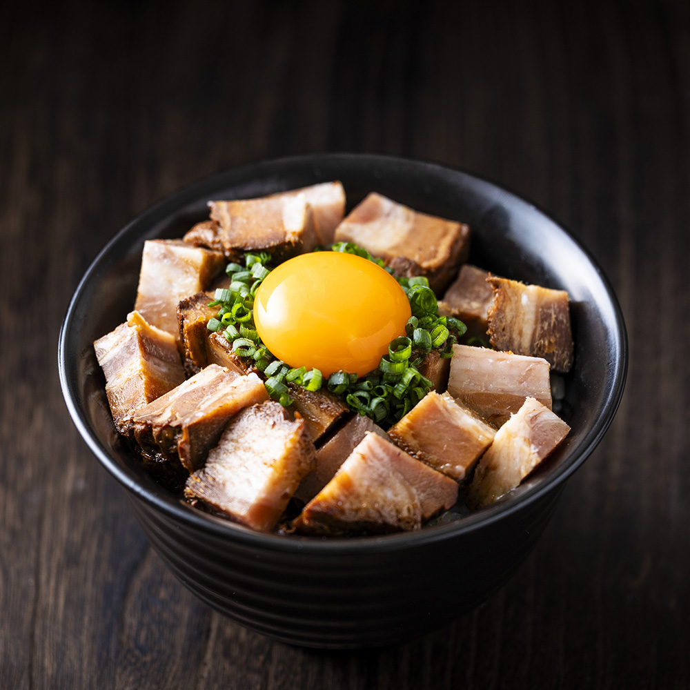 チャーシュー丼にすると絶品のつくだ煮屋のたまりチャーシュー１個と、ごはんに合うつくだ煮屋の手羽先セット１パック
【チャーシュー丼 丼ぶり どんぶり 豚肉 ぶた たまり醤油   醤油 鶏肉 とり肉 こだわり ごはんのお供 おかず おつまみ 晩酌 三重県 四日市市 ふるさと納税】
