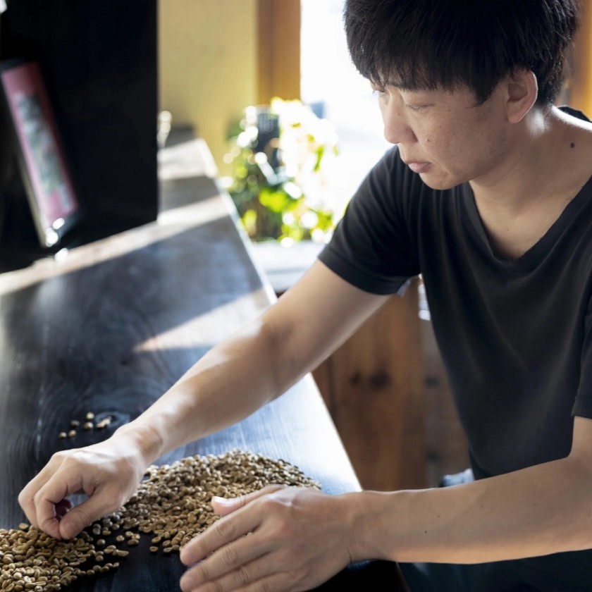 最上級の豆を酸味の少ない「純･焙煎」で！雑みのない、豆本来のおいしさを凝縮。スペシャルティコーヒー協会が規定した最上級ランクの豆のみを使用し、焙煎職人が、手作業でひとつひとつ欠陥豆を除去。「純･焙煎・ふるさとブレンド」Hard Bop Coffee（ハードバップコーヒー）から。【豆】［ コーヒー 珈琲 ブレンド 最上級豆 スペシャルティ 自家焙煎 焙煎 オリジナル ギフト 挽きたて］