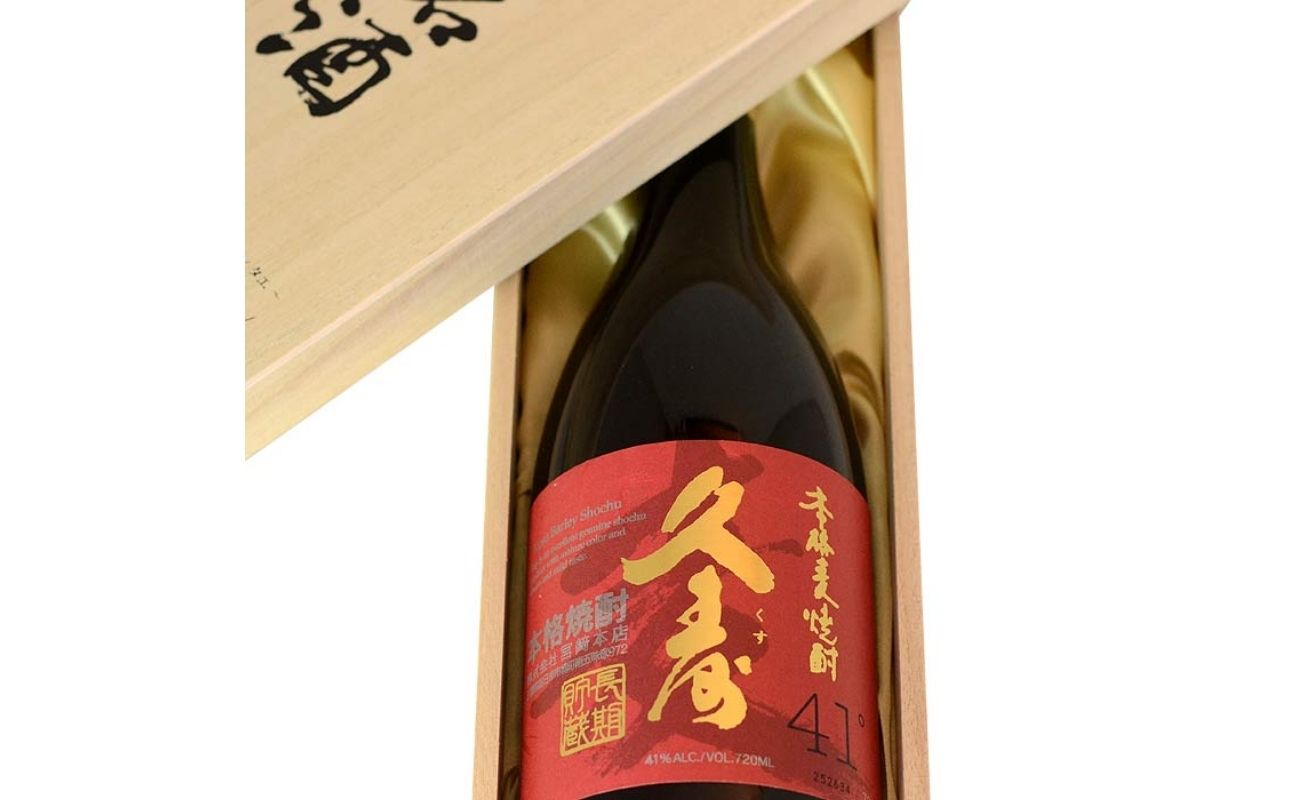 美し国三重の本格麦焼酎金選久寿（クス）紅札41度１本720ml桐箱入り【モンドセレクション世界酒類コンクール１７年連続金賞久寿白札の上級酒】焼酎  樫樽長期熟成 美味し国三重の本格麦焼酎 酒 母の日 父の日 敬老の日 ギフト ゴルフコンペ賞品焼酎 焼ちゅう 上質 美味しい おいしい 有名 本格 お湯割り 水割り