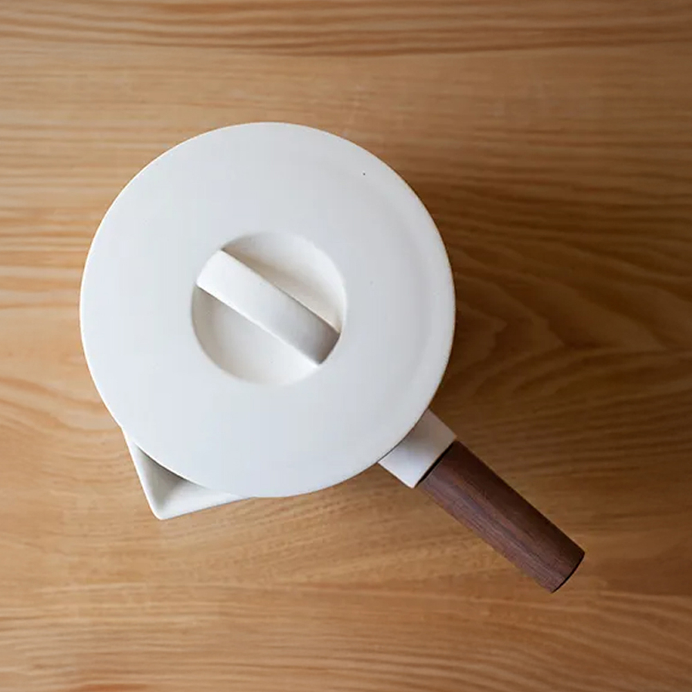 【萬古焼（ばんこやき）】コロンとかわいいフォルムで使い勝手の良いミルクパン 4th-market リコッタ　ミルクパン　蓋つき 白1個【鍋、土鍋、煮物、スープ、万能、おしゃれ、かわいい、結婚祝、出産祝、セット、贈答、普段使い、手作り、冬、煮込み、一人用、家庭用、一人暮らし、家族、ファミリー、新生活、スープ、三重県 四日市市 ふるさと納税】