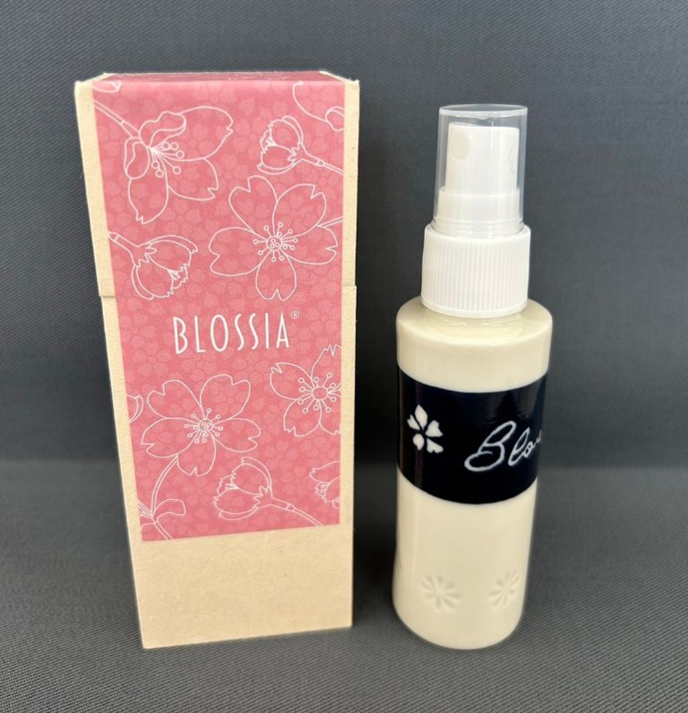 四日市萬古焼ボトルに入った桜のフレグランススプレー BLOSSIA 50ml 御幸毛織 / 四日市 萬古焼 万古焼 アロマスプレー 桜の香り アロマ 香り 癒し 安眠 睡眠 気分転換 リフレッシュ ゆったり 桜 花  インテリア かわいらしい 可愛い かわいい エコ 手軽 長時間持続