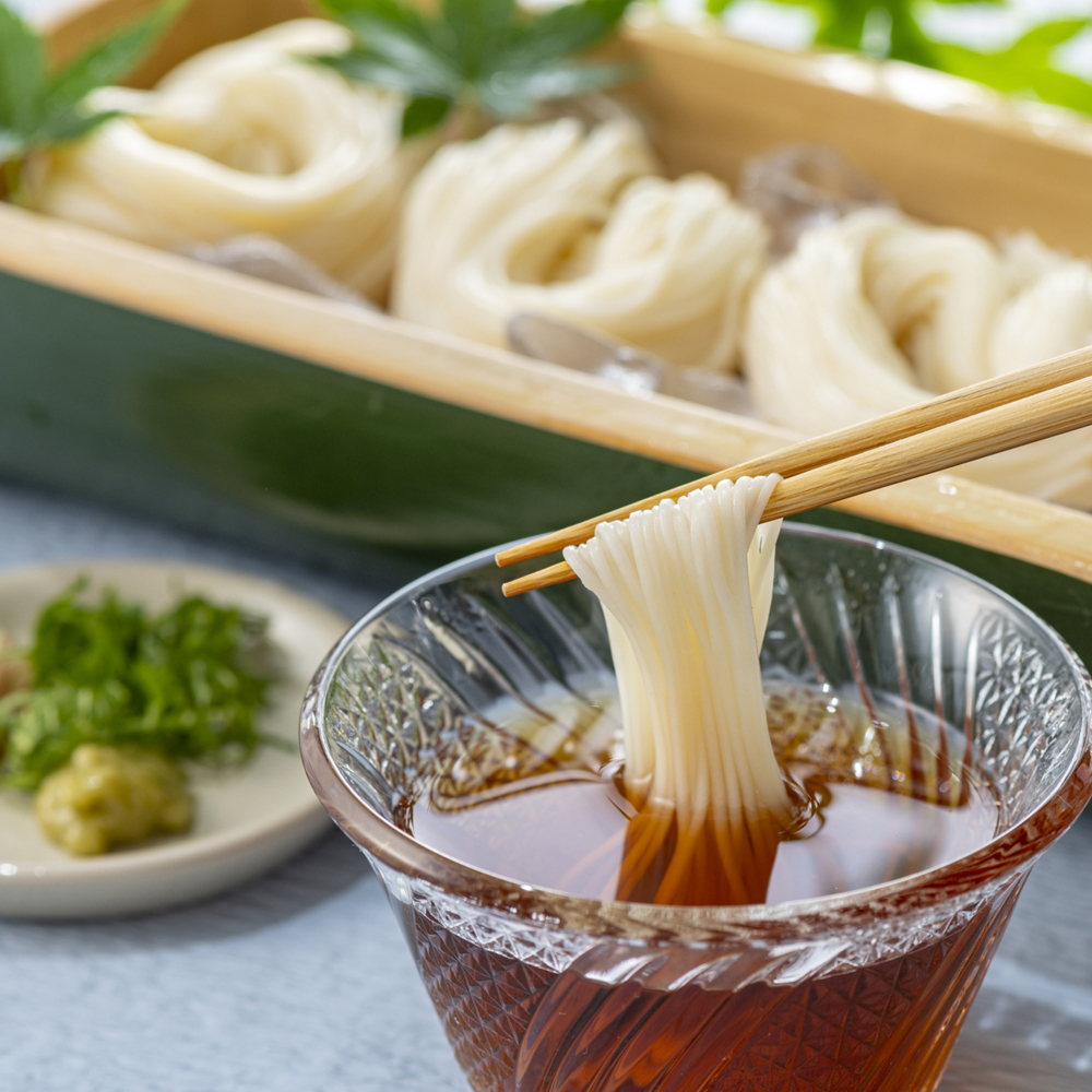 四日市認定地場特産品【泗水十貨店】手延べそうめん（５束）九鬼太白純正胡麻油使用 手提げ袋付 │王道 大矢知 高級麺 特産 麺 手延べめん そうめん 素麵 無添加 手延べ 長期保存 のどごし 家庭用 ソーメン 乾麺 めん レシピ 人気 名産品 お取り寄せ 家庭用 三重県 四日市市 ふるさと納税