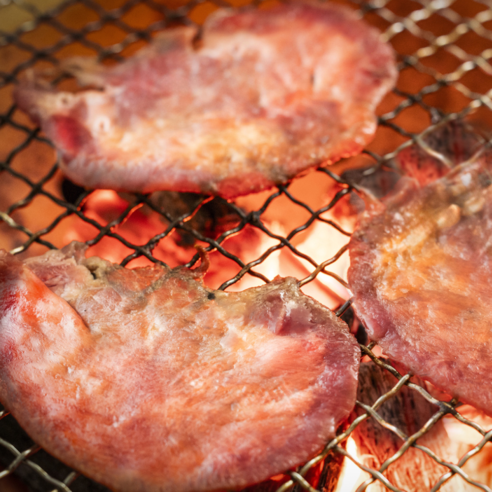 薄切りならではの柔らかくジューシーな食感。試行錯誤でたどりついた、この味付け！牛タンの美味しさの新境地。ごまの風味と香りの薄切り牛タン800g 【牛タン 牛たん タン肉 薄切り 胡麻油 ごま油 ゴマ油 焼肉 焼き肉 切り落とし カット済み お取り寄せ タン先 タン中 タン元 簡単料理 キャンプ 人気 焼き肉牛タン 焼肉牛タン ごま風味 ゴマ風味 胡麻風味 BBQ 三重県 四日市 ふるさと納税】