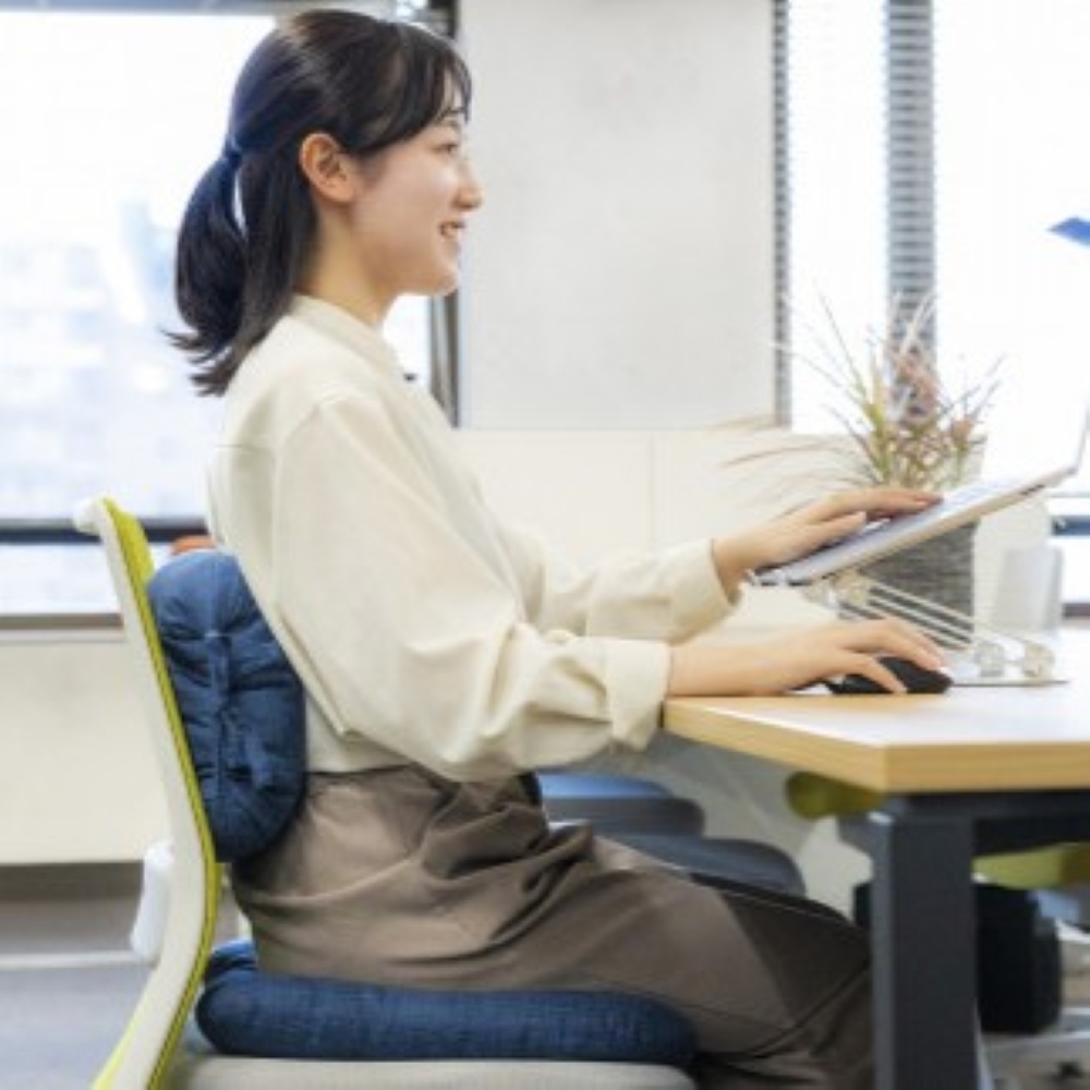 「現代の名工」日本一の布団職人がつくったPC座布団。長時間のPC作業でも腰が痛くならないよう背中のS字を保ちやすくする。天然素材「綿100％」の手づくり座布団。【ネイビー】ふとん工房ねむねむ