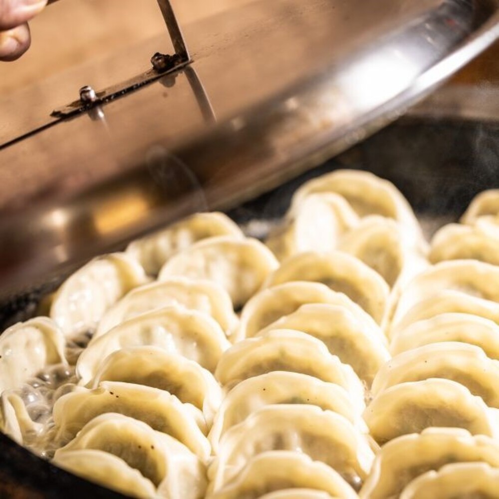 ＜定期便＞ミシュラン掲載の餃子専門店「新味覚」の餃子。上質な小麦でつくる皮の絶妙の薄さ、食材の産地と鮮度にこだわった餡。その人気には理由がある。 特製冷凍生餃子 5箱セット【６回発送】