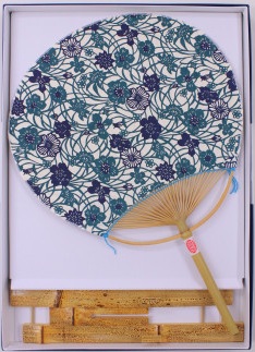 日永うちわ　香る（大）  両用うちわ立て付　Ｂ花と草　青