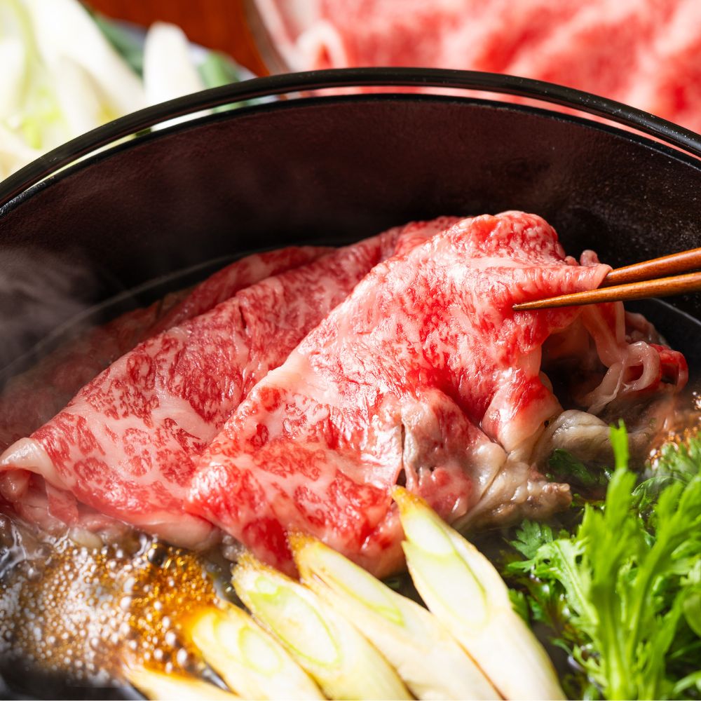 ＜定期便＞松阪牛の品評会で最優秀賞受賞歴のある 加藤牧場の黒毛和牛 ロース・肩ロース 1kg　【６回発送】/ 牛肉　国産牛　黒毛和牛　ロース　肩ロース　肉　上質　人気　おすすめ　三重県