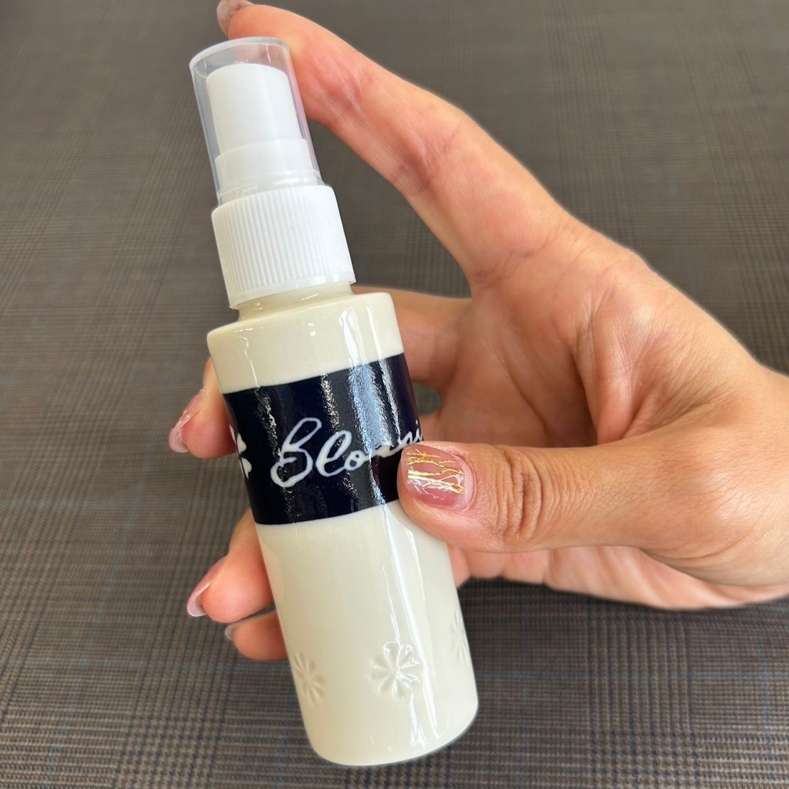 四日市萬古焼ボトルに入った桜のフレグランススプレー BLOSSIA 50ml 御幸毛織 / 四日市 萬古焼 万古焼 アロマスプレー 桜の香り アロマ 香り 癒し 安眠 睡眠 気分転換 リフレッシュ ゆったり 桜 花  インテリア かわいらしい 可愛い かわいい エコ 手軽 長時間持続
