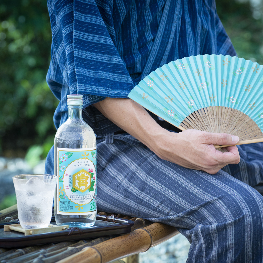 キンミヤギフトセット（25％亀甲宮焼酎720ｍｌ×2本、オリジナル扇子×1本、パンフレット×1冊）【焼酎 お歳暮 お中元 贈り物 手土産 父の日 母の日 晩酌 カクテル レモン 酎ハイ サワー チューハイ 贈答 炭酸 水 おすすめ 人気 家族 ファミリー 夕食 三重県 四日市市 ふるさと納税】