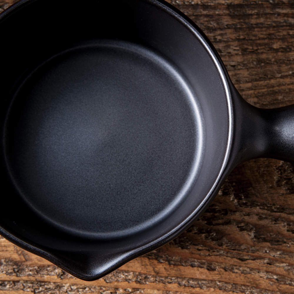 【萬古焼(ばんこやき)】Handmadeアート土鍋 弥生陶園　職人が一つ一つ丁寧に成形し焼き上げる、こだわりの土鍋ミルクパン　土鍋の国内生産80％のシェアを誇る伝統の萬古焼　TS-702　土鍋ミルクパン（黒釉）保温力・使い勝手抜群のミルクパン【スープ、温め、魚料理、肉料理、朝ごはん、朝食、保温、耐熱、省エネ、耐久性、人気、おすすめ、使いやすい、時短、食卓、うまみ、電子レンジ】