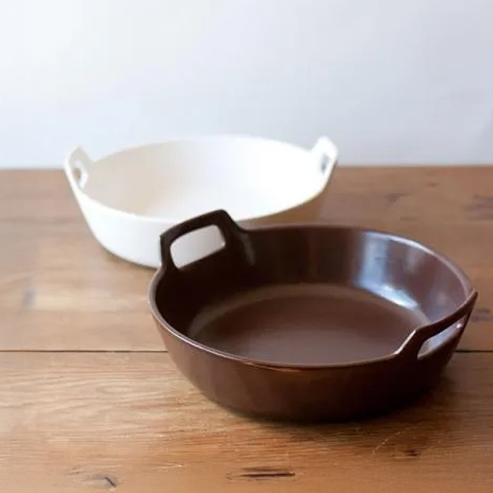 【萬古焼（ばんこやき）】スタイリッシュな浅型円形デザインの西洋土鍋 4th-market  ロティ グリルキャセロール 白1個【鍋、土 鍋、煮物、スープ、万能、肉料理、魚料理、焼野菜、おしゃれ、かわいい、結婚祝、出産祝、セット、贈答、普段使い、手作り、冬、煮込み、一人用、家庭用、一人暮らし、家族、ファミリー、新生活、スープ、三重県 四日市市 ふるさと納税】