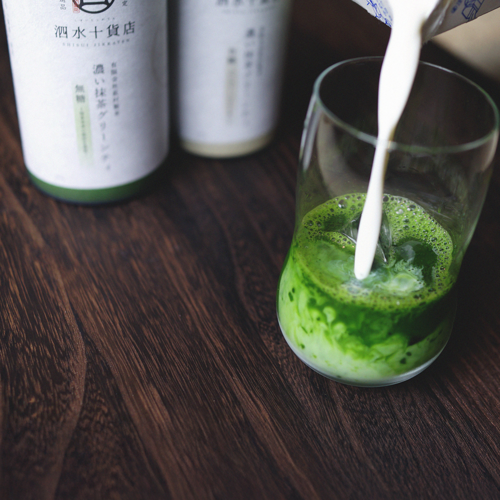 四日市認定地場特産品【泗水十貨店（しすいじっかてん）】濃い抹茶グリーンティ 無糖・有糖各１本　手提げ袋付き