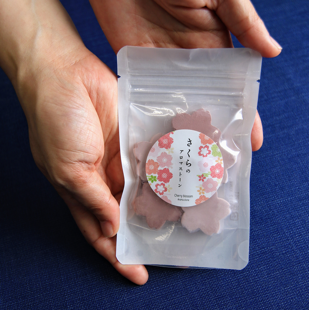 四日市萬古焼で作ったさくらの アロマストーン 2色5個入り 御幸毛織 / 四日市 萬古焼 万古焼 アロマストーン アロマ 香り 癒し 安眠 睡眠 気分転換 リフレッシュ ゆったり 桜 花 ピンク ピンク色 インテリア かわいらしい 可愛い かわいい エコ 手軽 長時間持続