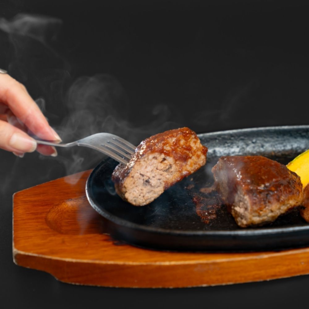 精肉店の直営焼肉【焼肉大剛】肉汁爆発！手ごね・肉々しい手作りハンバーグ （10個入り）【ハンバーグ 肉 牛肉 冷凍便 おすすめ 人気 ランキング 冷凍 手作り 詰め合わせ 大容量 冷凍食品 手作り お惣菜 国産 業務用 牛肉 名店 お弁当 夕食  ディナー 簡単調理 ストック クリスマス 年末年始 パーティ 三重県 四日市市 ふるさと納税】