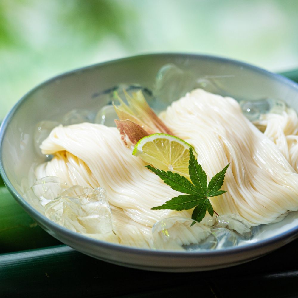 うまみが違う！寒製素麺「三重の糸」大矢知手延素麺 20把入（10人前）【そうめん 素麺 手延べそうめん 手延そうめん 手延べめん 手延べ麺 そーめん 手延べ素麺 ソーメン 王道 大矢知 伝承の味 高級麺 特産 無添加 手延べ 長期保存 家庭用 乾麺 麺 人気 名産品 お取り寄せ 家庭用 お土産 高級 保存食 非常食 御中元 三重県特産品 贈り物 三重県 四日市市 ふるさと納税】