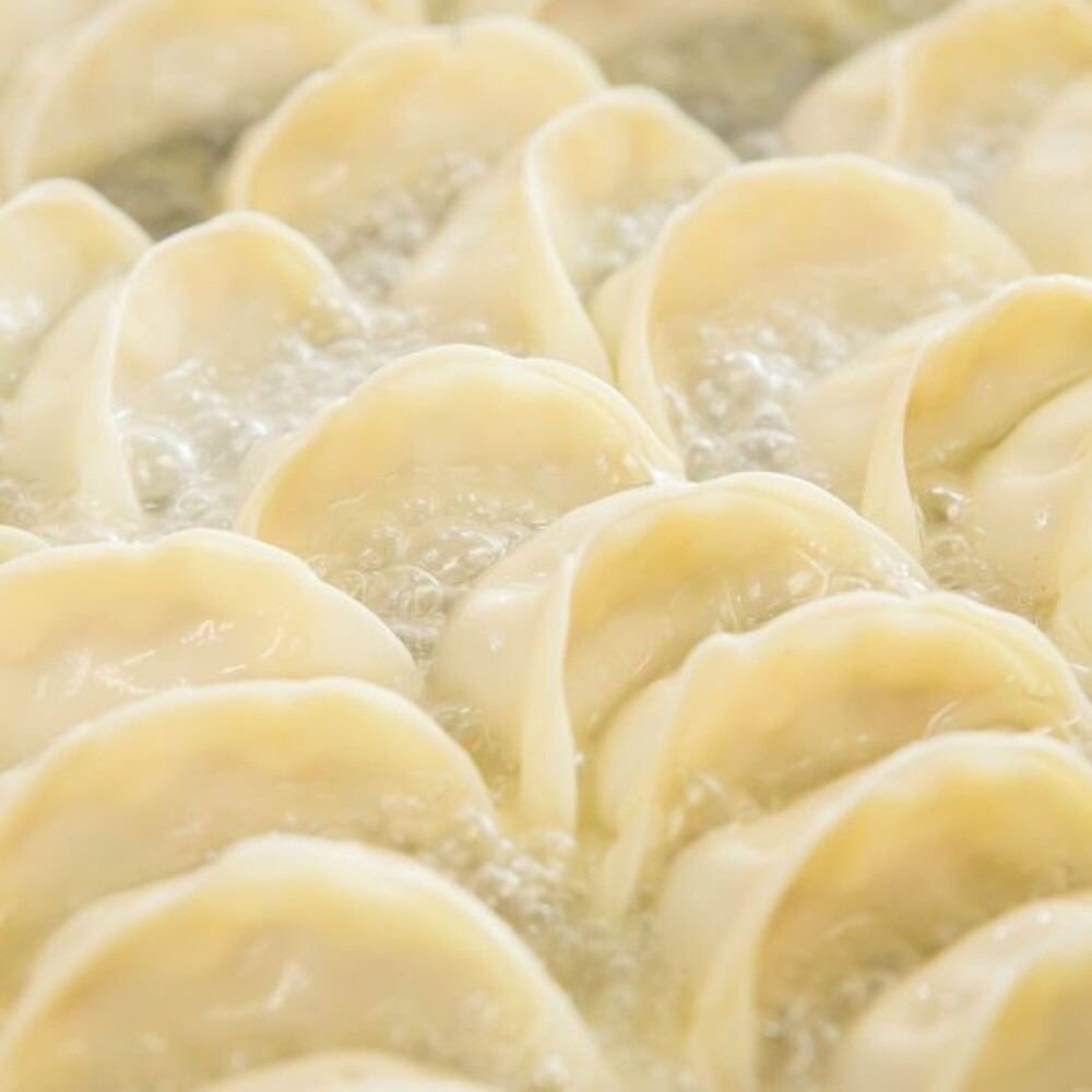 ＜定期便＞ミシュラン掲載の餃子専門店「新味覚」の餃子。上質な小麦でつくる皮の絶妙の薄さ、食材の産地と鮮度にこだわった餡。その人気には理由がある。 特製冷凍生餃子 5箱セット【３回発送】