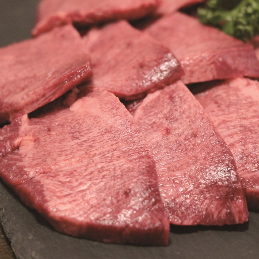 牛タンの美味しさの新境地。ごまの風味と香りの厚切り牛タン900g　牛タン 牛たん タン肉 厚切り 胡麻油 ごま油 ゴマ油 焼肉 焼き肉 切り落とし カット済み お取り寄せ タン先 タン中 タン元 簡単料理 キャンプ 人気 厚切り牛タン 焼き肉牛タン 焼肉牛タン ごま風味 ゴマ風味 胡麻風味 BBQ 四日市