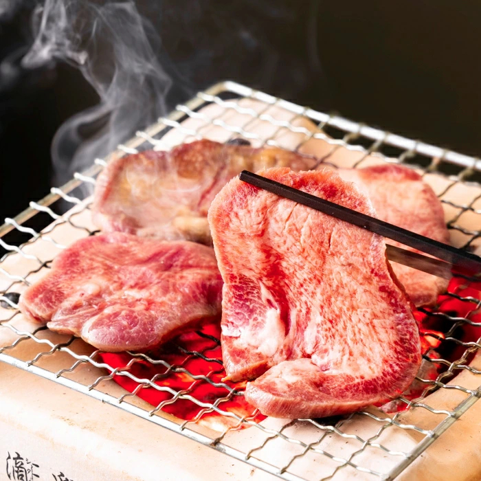 牛タンの美味しさの新境地。ごまの風味と香りの厚切り牛タン900g　牛タン 牛たん タン肉 厚切り 胡麻油 ごま油 ゴマ油 焼肉 焼き肉 切り落とし カット済み お取り寄せ タン先 タン中 タン元 簡単料理 キャンプ 人気 厚切り牛タン 焼き肉牛タン 焼肉牛タン ごま風味 ゴマ風味 胡麻風味 BBQ 四日市